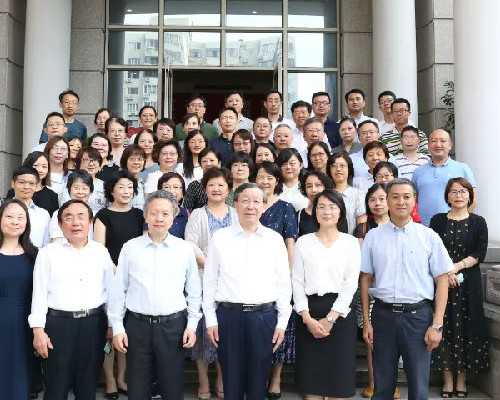 婴儿自主翻身的时间范围与发育关注点